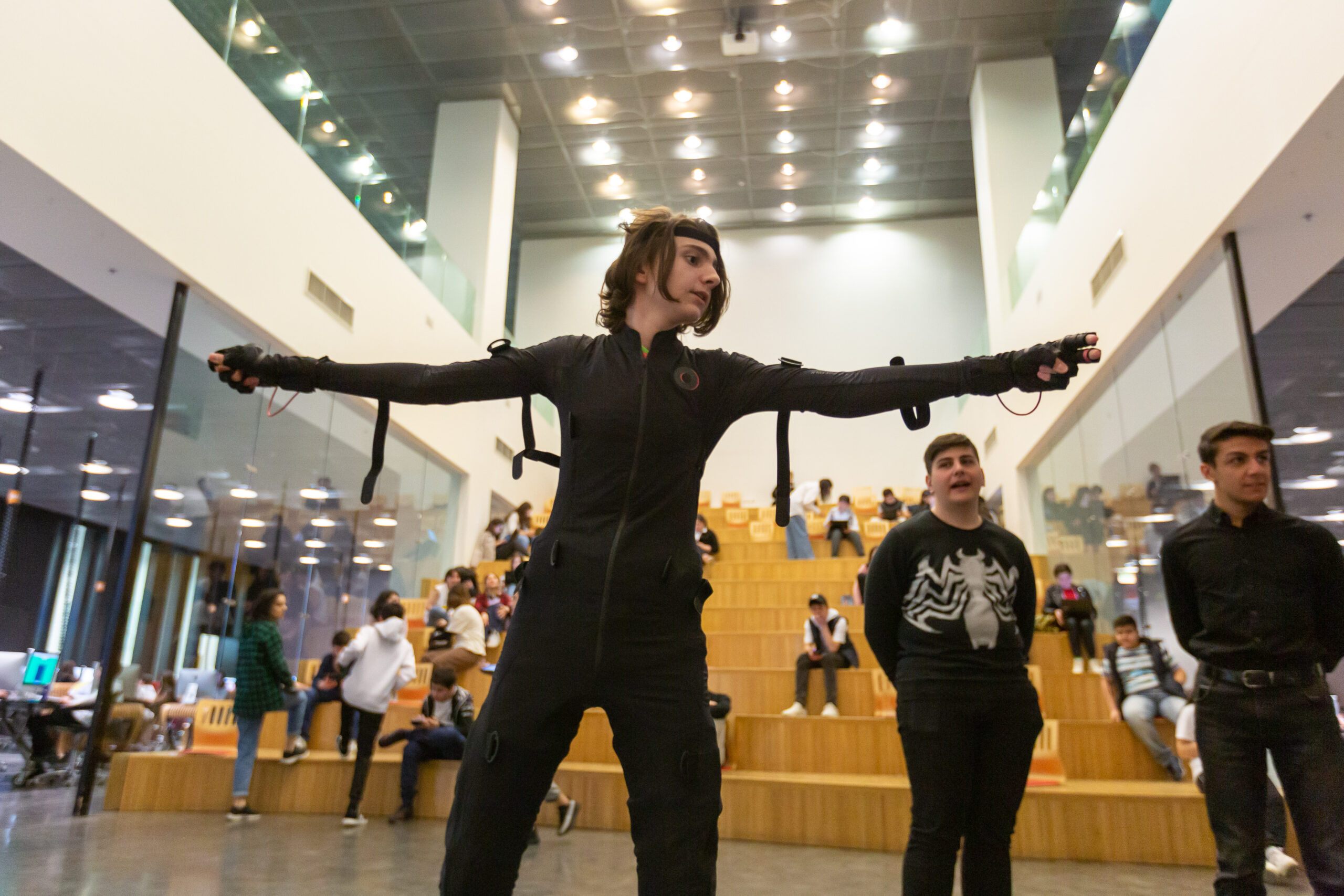 Étudiants Tumo apprenant comment faire vivre un personnage de jeux vidéo