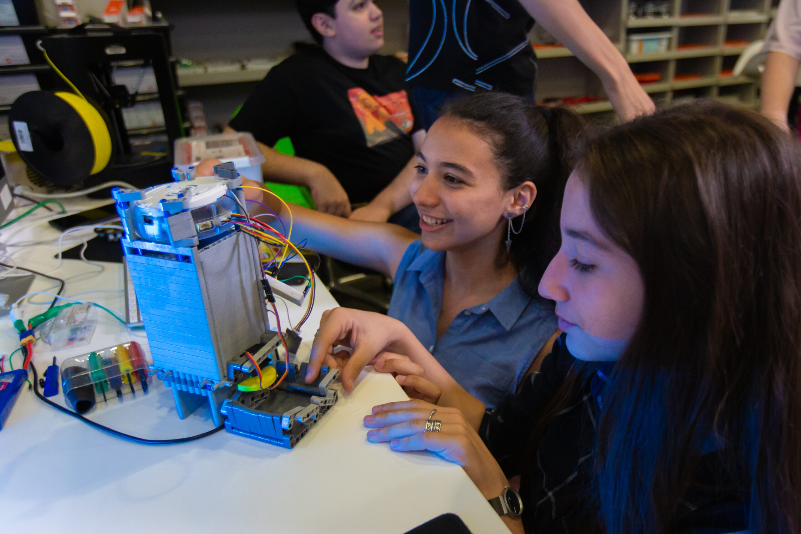 Étudiants Tumo apprenant la robotique